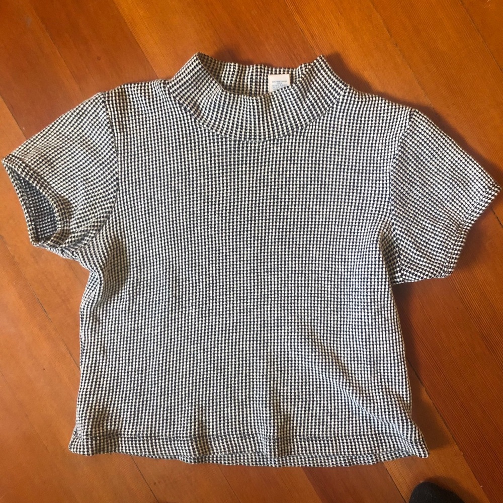 Soft B & W cropped shirt.
